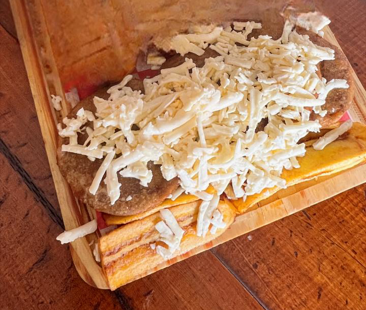 Docena de arepitas dulces con queso llanero